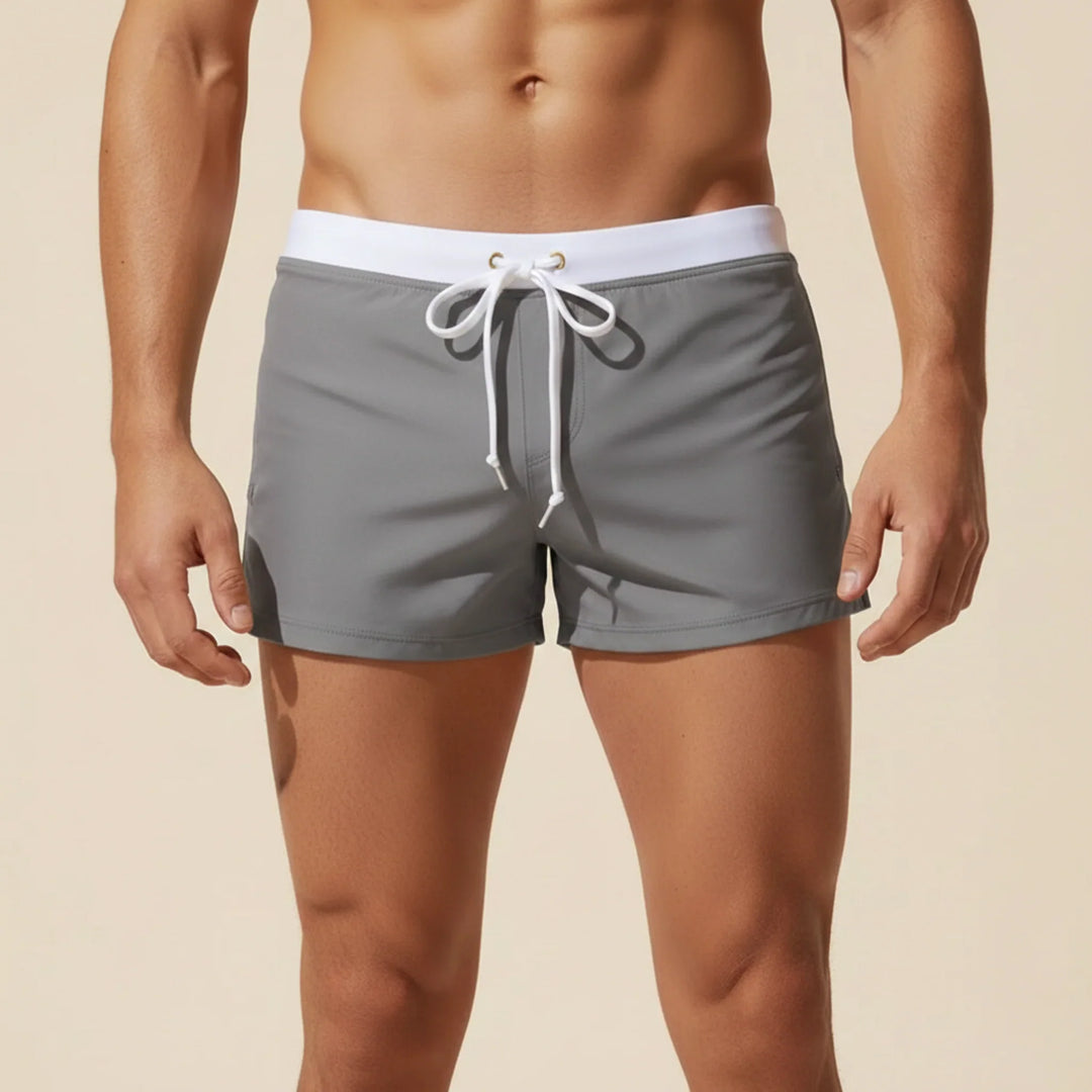 Shorts da bagno uomo con design contemporaneo e pannelli a contrasto. Ideali per piscina e mare, asciugatura veloce.