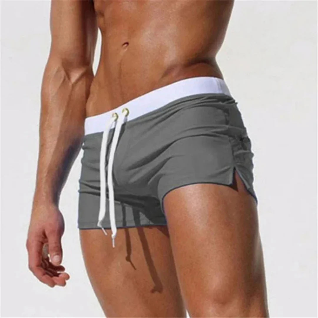 Costume da bagno uomo stile sportivo, con pannelli a contrasto. Ideale per piscina e spiaggia, asciuga rapidamente.