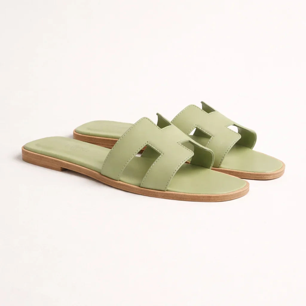 Finiture artigianali uniche dei sandali Capri unisex, stile senza tempo e qualità per l'estate.
