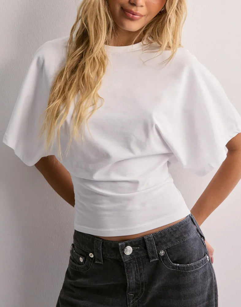 T-shirt donna bianca a maniche larghe, scollo rotondo. Top estivo comodo per un abbigliamento casual chic.