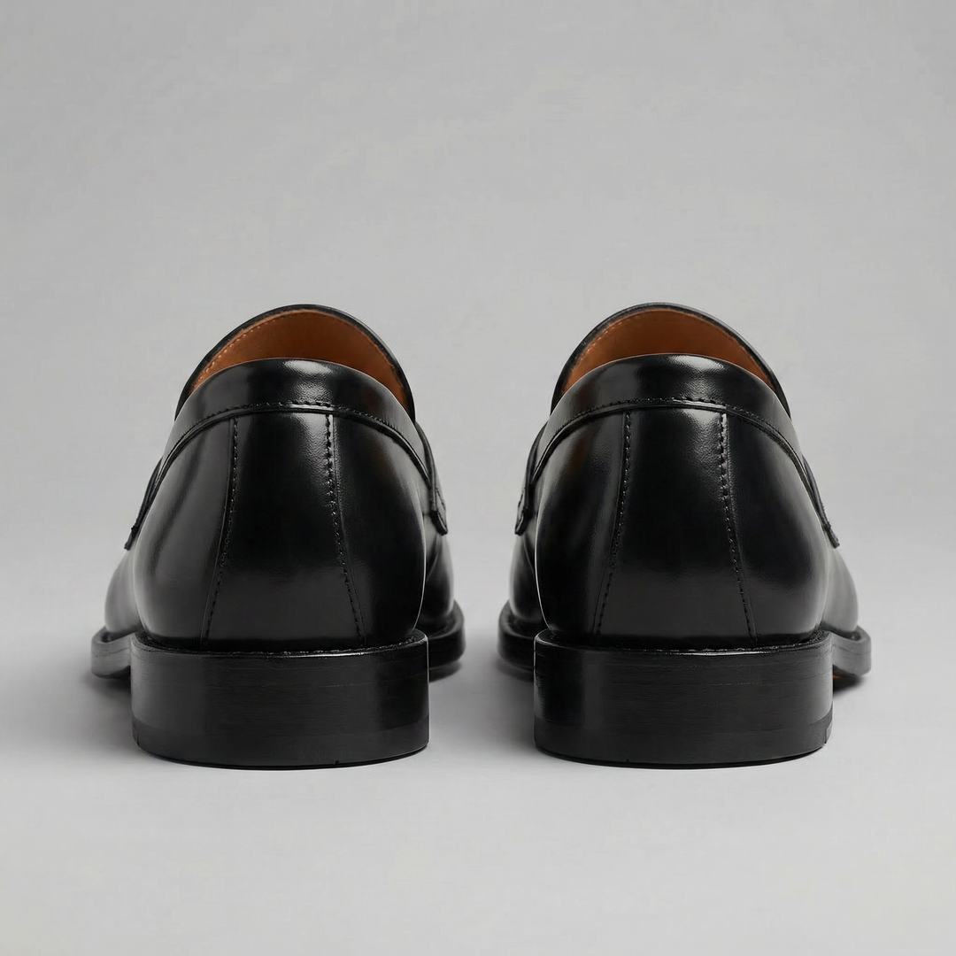 Eleganti mocassini Penny da uomo in pelle scura, scarpe slip-on comode per outfit smart casual.