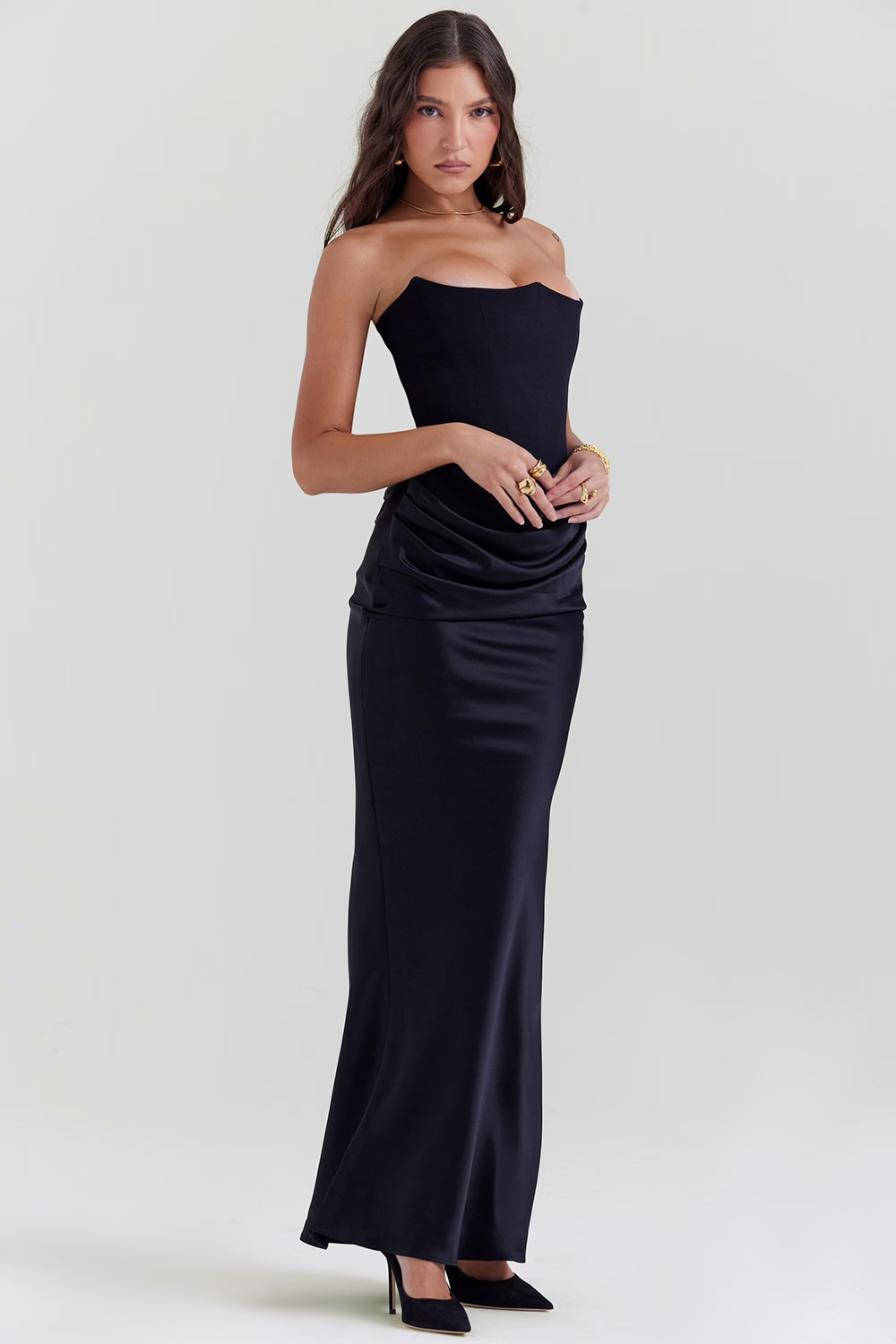 Vestito donna autunnale lunghezza midi, con vita a corsetto che slancia la figura. Perfetto per un look chic.