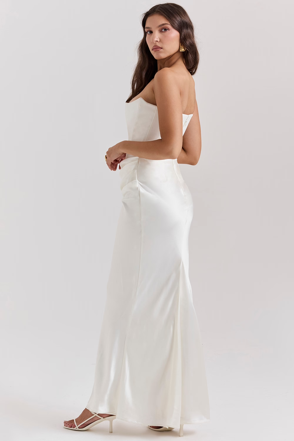 Abito midi donna elegante per autunno, con corsetto integrato che valorizza la silhouette. Look formale e chic.