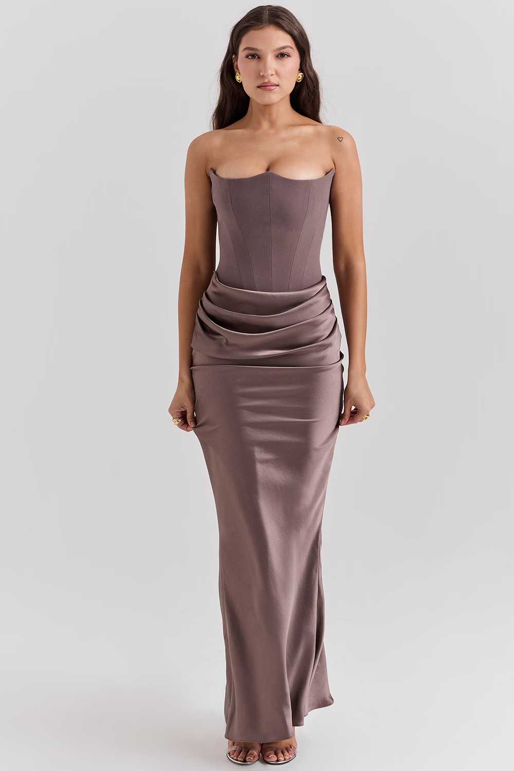 Vestito midi donna con corsetto, perfetto per eventi formali autunnali. Design fashion che modella la figura.