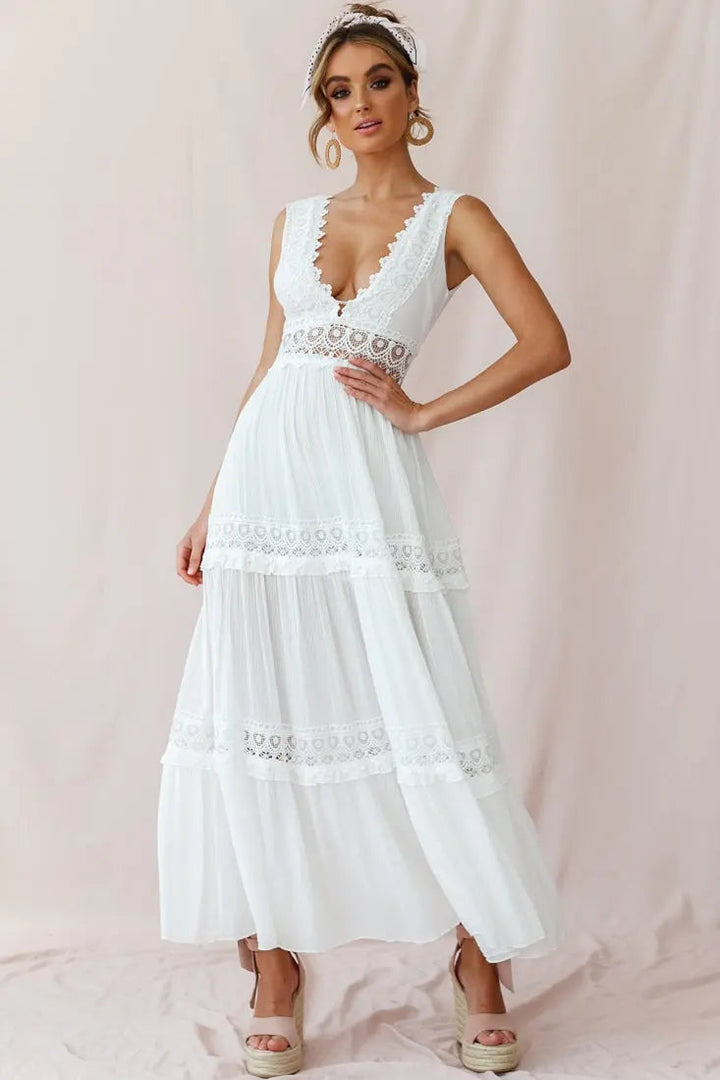 Maxi abito bianco boho estivo da donna. Design elegante e fluido, ideale per feste o cerimonie.