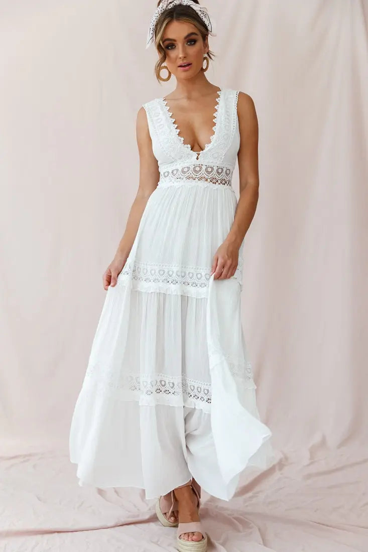 Abito lungo boho bianco da donna, scollo a V, stile fluido. Perfetto per l'estate elegante e casual chic.