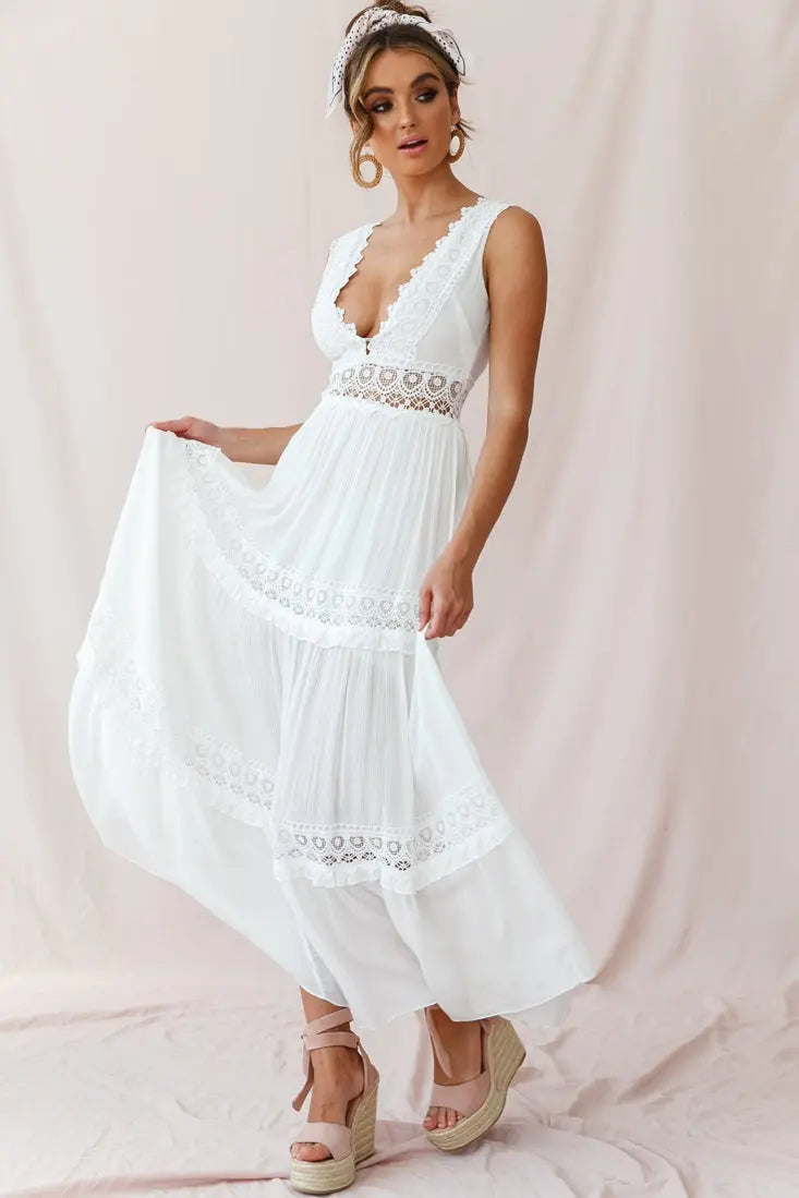 Abito boho lungo bianco da donna, con dettagli uncinetto. Ideale per l'estate, look fluido e casual chic.