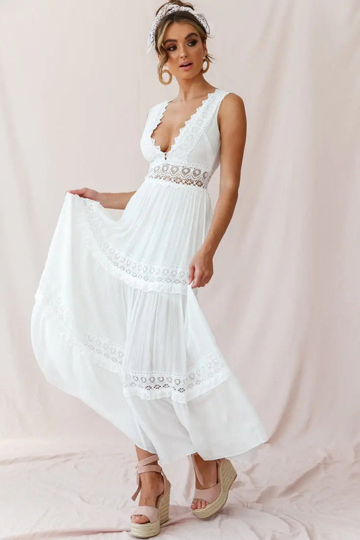 Abito boho lungo bianco da donna, con dettagli uncinetto. Ideale per l'estate, look fluido e casual chic.