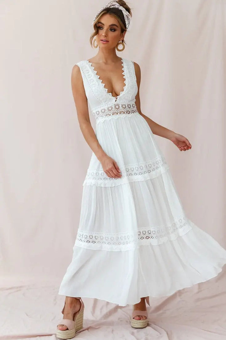 Abito estivo bianco scollo a V da donna, lungo e fluido, in stile boho. Eleganza per feste e relax.