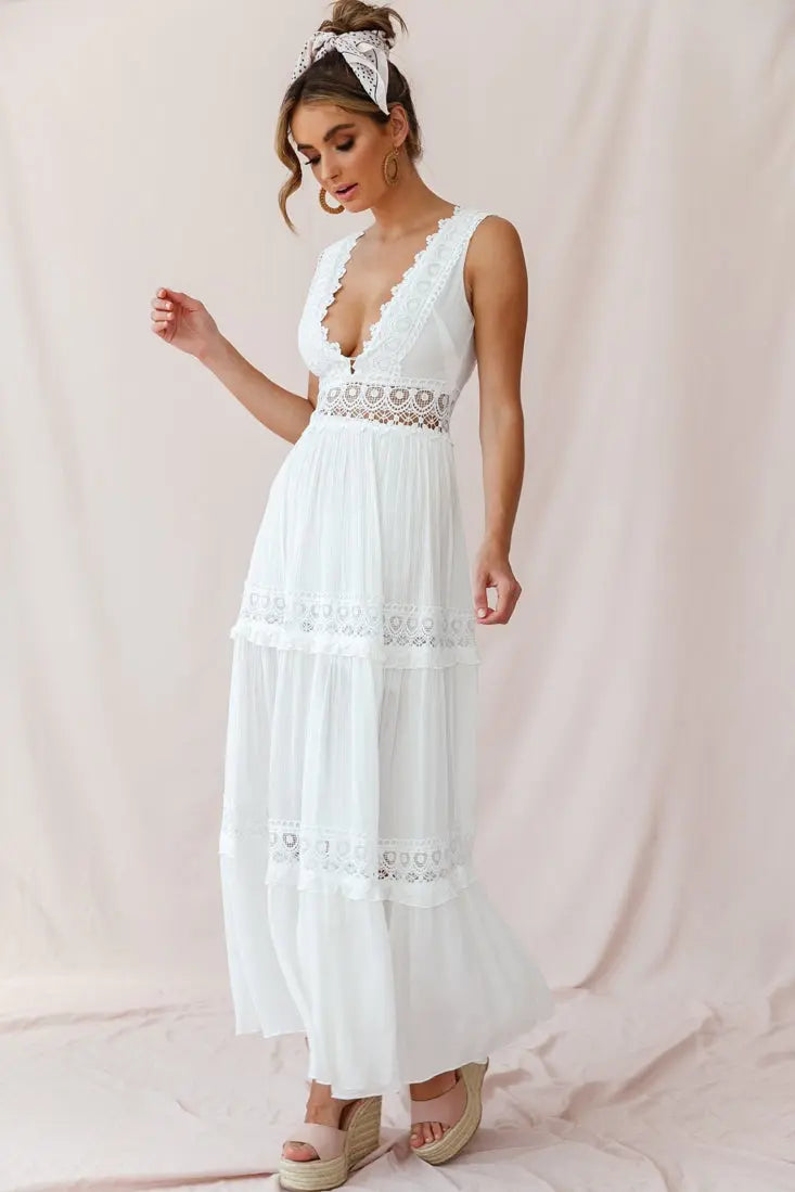 Abito lungo estivo bianco da donna, boho e fluido. Versatile per look casual chic o eleganti cerimonie.