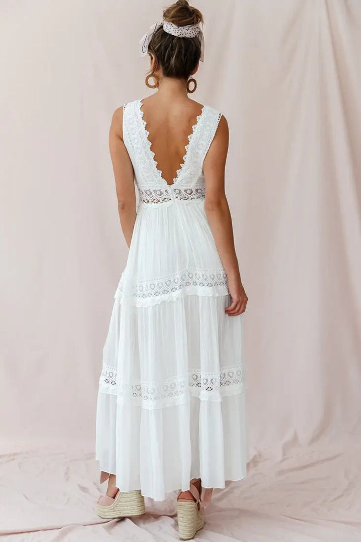 Abito lungo bianco fluido da donna, stile boho chic. Ideale per giornate estive o serate eleganti.
