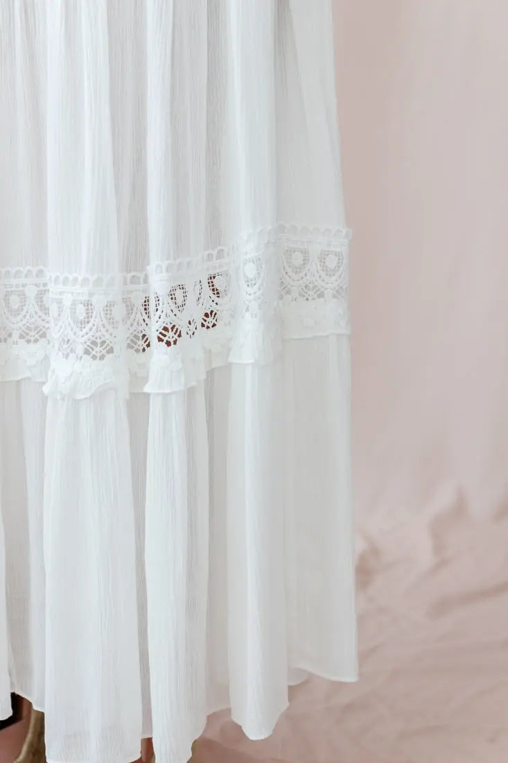Elegante abito maxi bianco con scollo a V, stile boho per donna. Perfetto per un look estivo e fluido.