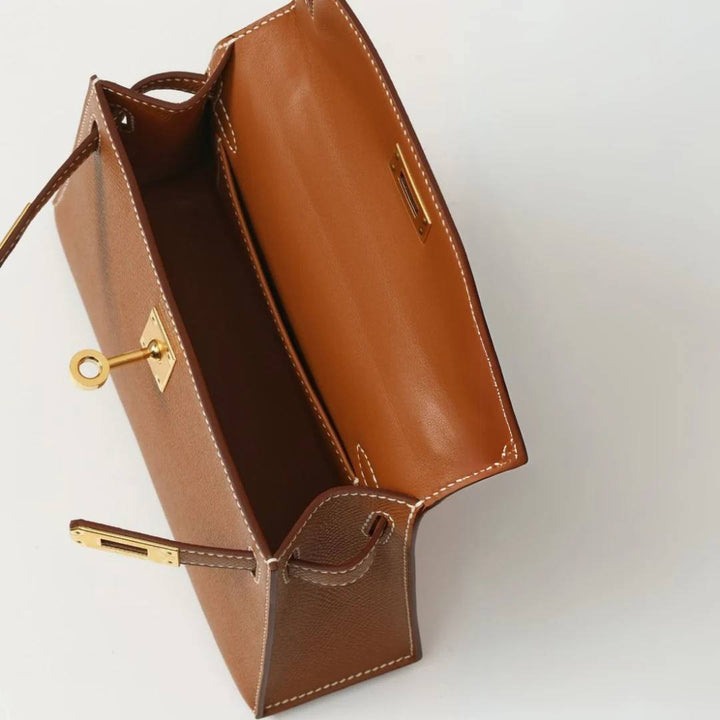 Accessorio essenziale: borsa strutturata Capri Island, un tocco di classe al tuo outfit.