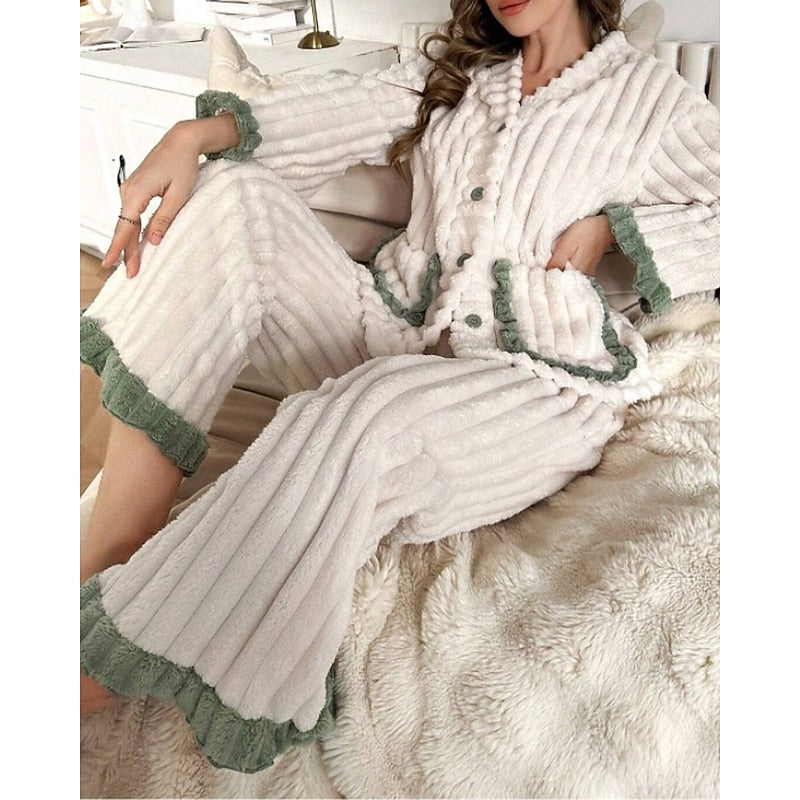 Completo a coste verde per donna, con volant sulla maglia e vita elasticizzata sui pantaloni.