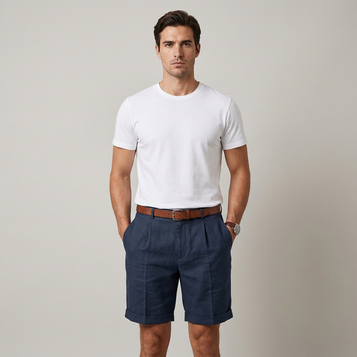 Pantaloncini uomo classici bianchi con pieghe frontali, ideali per un look estivo elegante e raffinato.