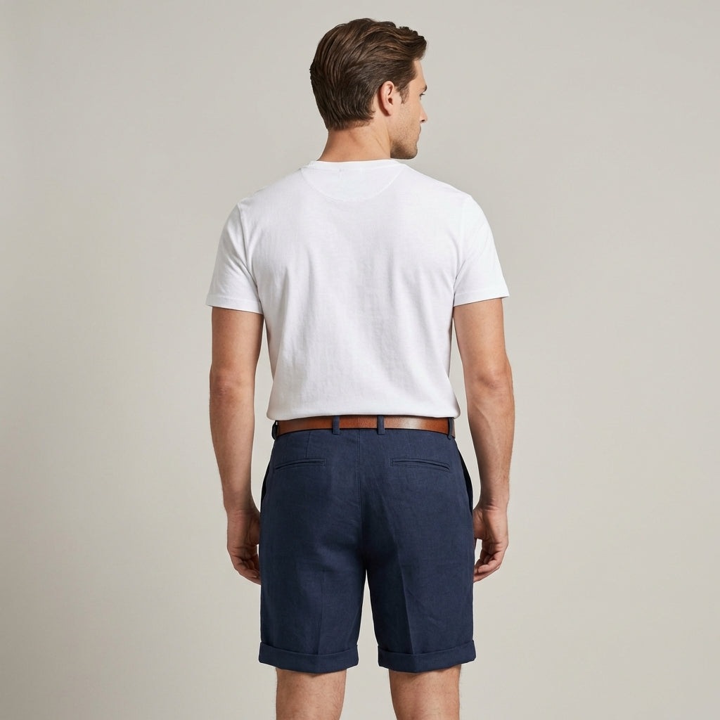 Shorts eleganti uomo bianchi, perfetti per un outfit casual chic estivo con un tocco sartoriale distintivo.