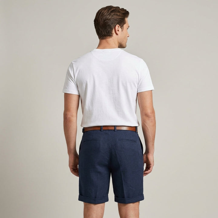 Shorts eleganti uomo bianchi, perfetti per un outfit casual chic estivo con un tocco sartoriale distintivo.