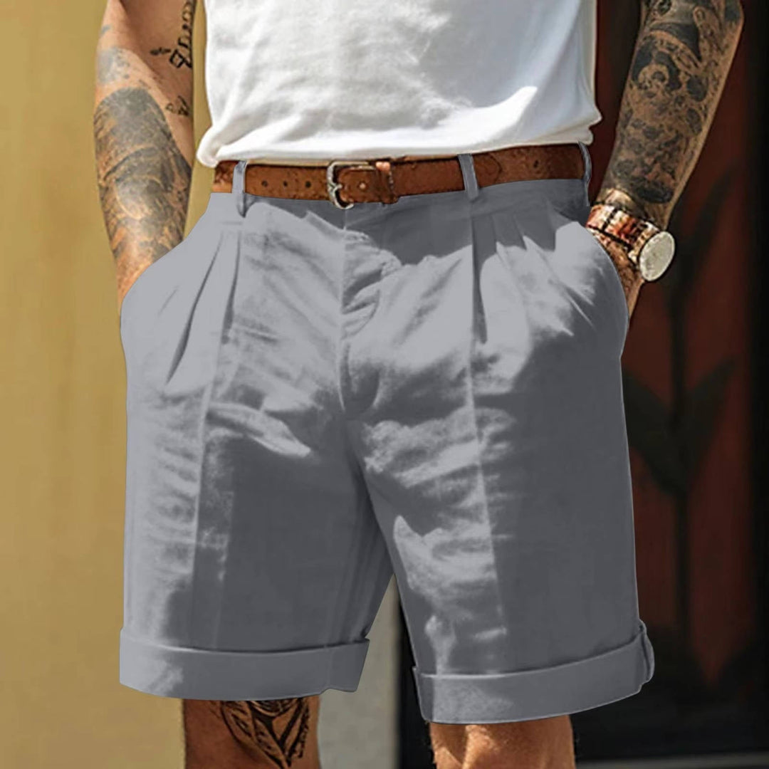 Pantaloncini uomo bianchi, simbolo di eleganza estiva. Design classico con pieghe, perfetti per look sofisticati.