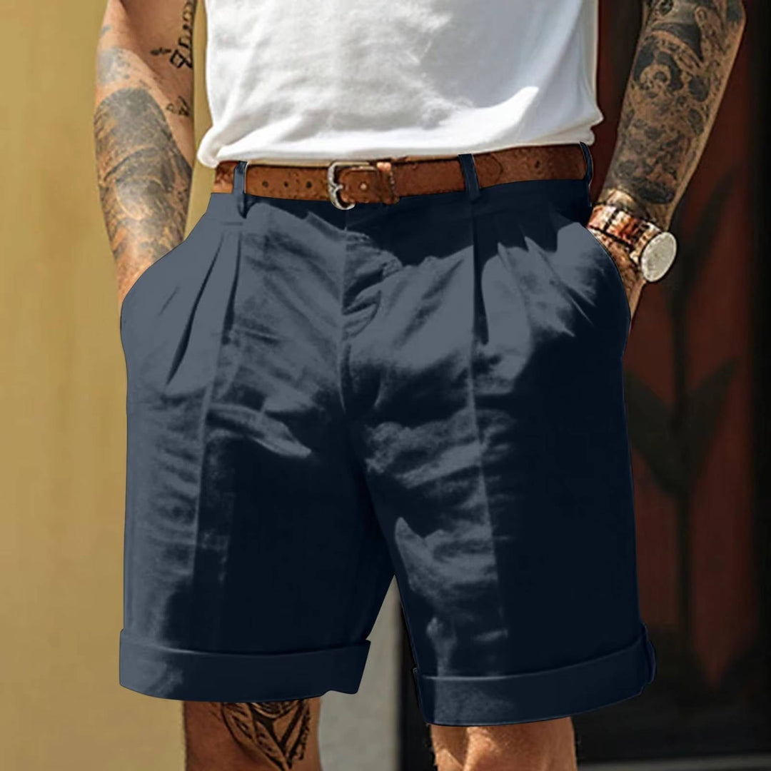 Comodi pantaloncini da uomo bianchi con pieghe frontali, ideali per affrontare l'estate con stile sartoriale.