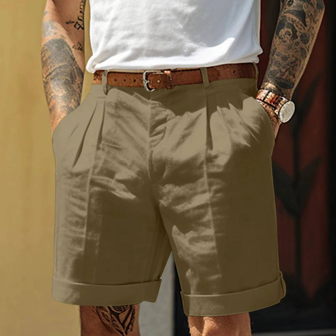 Shorts sartoriali bianchi da uomo con taglio classico e pieghe, perfetti per un'eleganza casual e di tendenza.