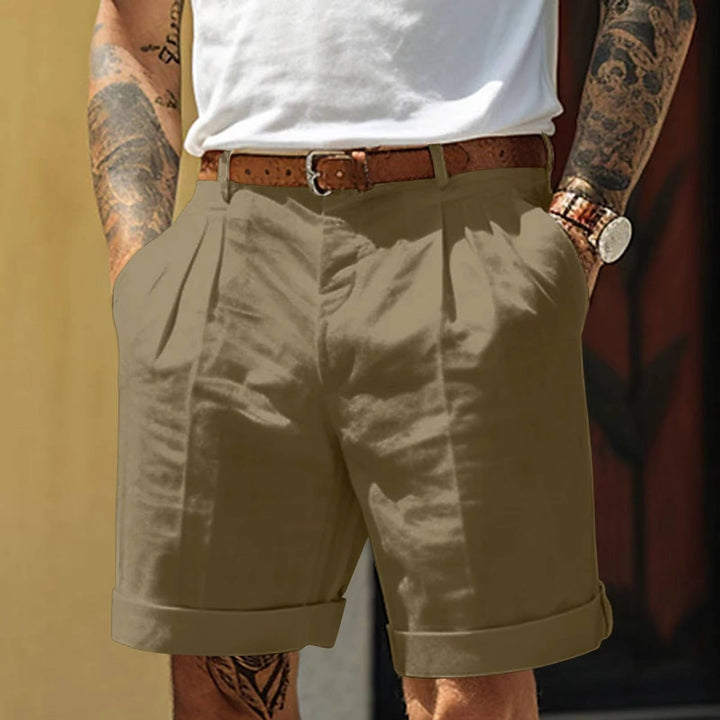 Shorts sartoriali bianchi da uomo con taglio classico e pieghe, perfetti per un'eleganza casual e di tendenza.