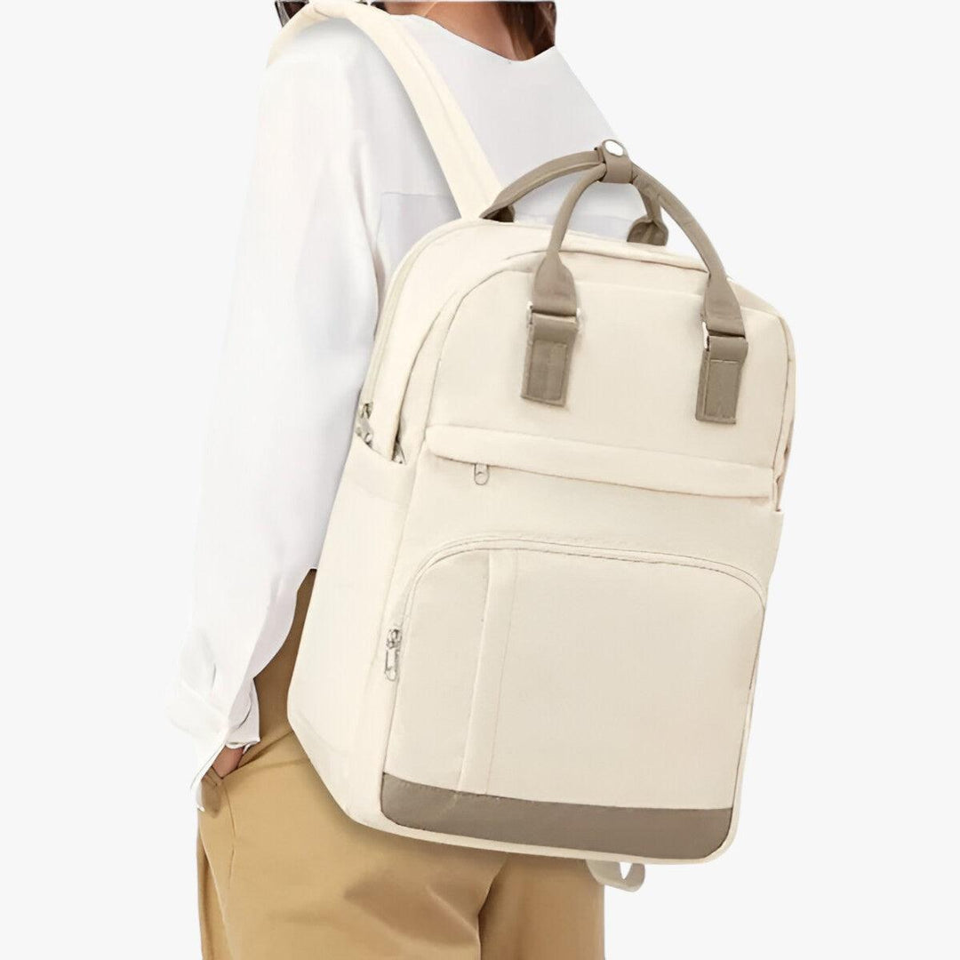 Zaino beige funzionale con ampi scomparti, perfetto per viaggio e attività quotidiane. Design versatile per adulti.
