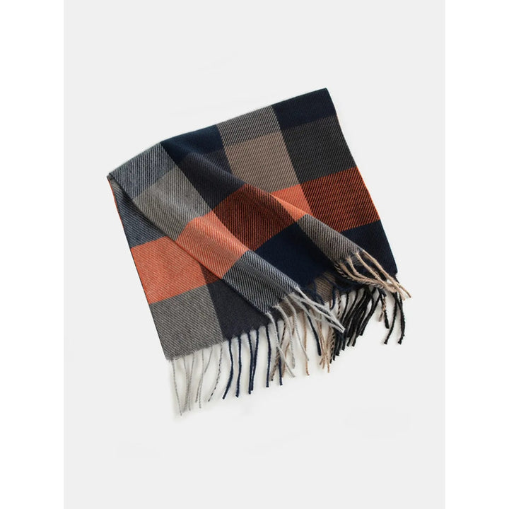 Accessorio moda invernale: sciarpa donna calda con stampa a quadri, spina di pesce e frange decorative.