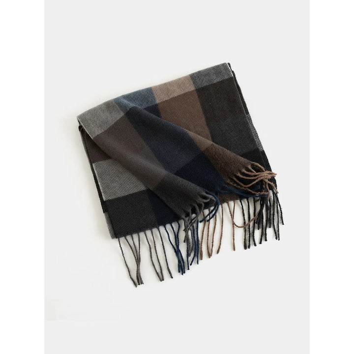 Classica sciarpa da donna per l'inverno, design a quadri con spina di pesce e frange. Calda e versatile.