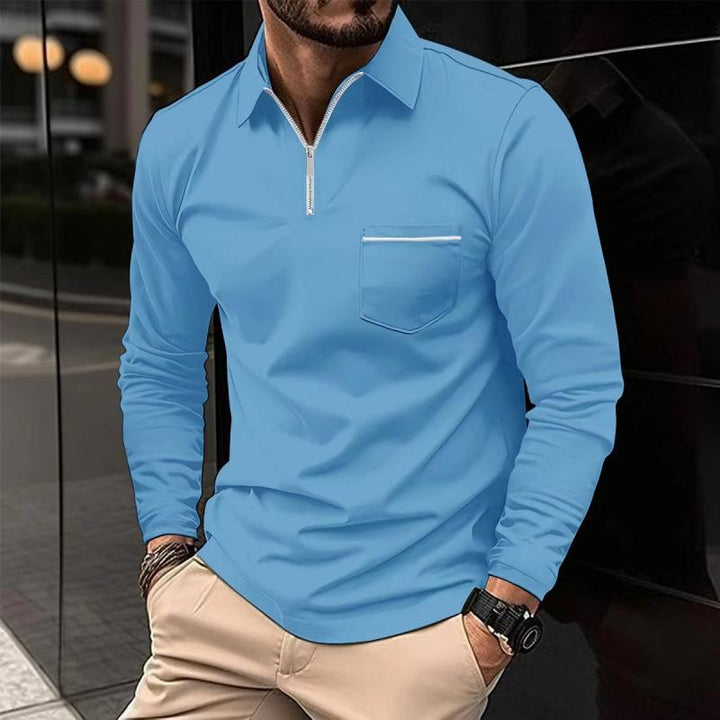 Uomo che indossa polo a maniche lunghe con taschino, espressione di stile e comfort casual.