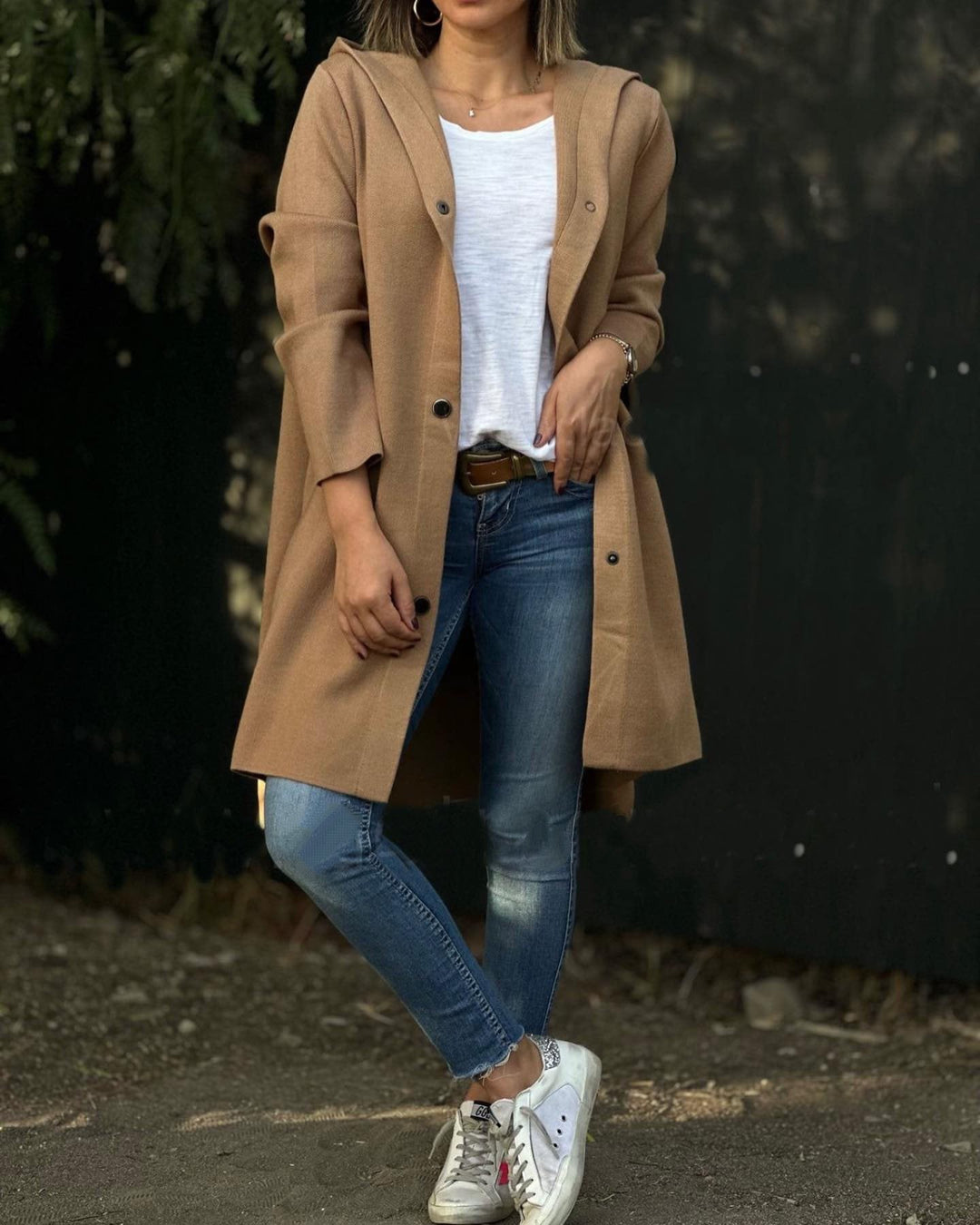 Cappotto lungo invernale da donna, versatile e protettivo, offre massimo comfort e stile in ogni occasione.