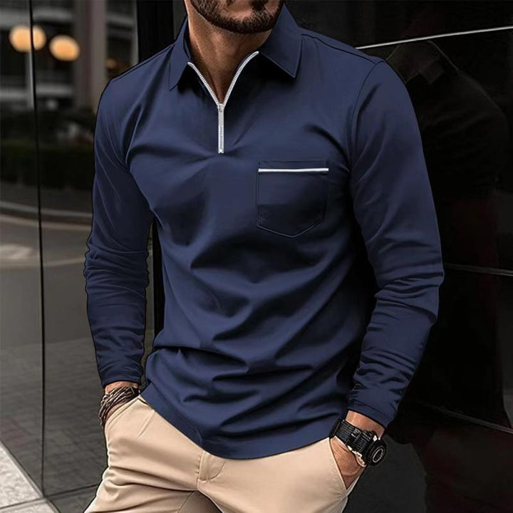 Polo uomo a maniche lunghe blu navy con taschino sul petto, ideale per un look casual versatile.