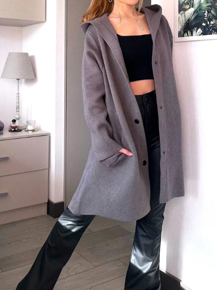Elegante giacca lunga invernale da donna, ideale per un outfit caldo, comodo e alla moda autunno-inverno.