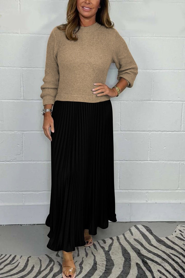Dettaglio: gonna plissé in raso del completo donna invernale, con maglione in maglia. Stile e comfort.