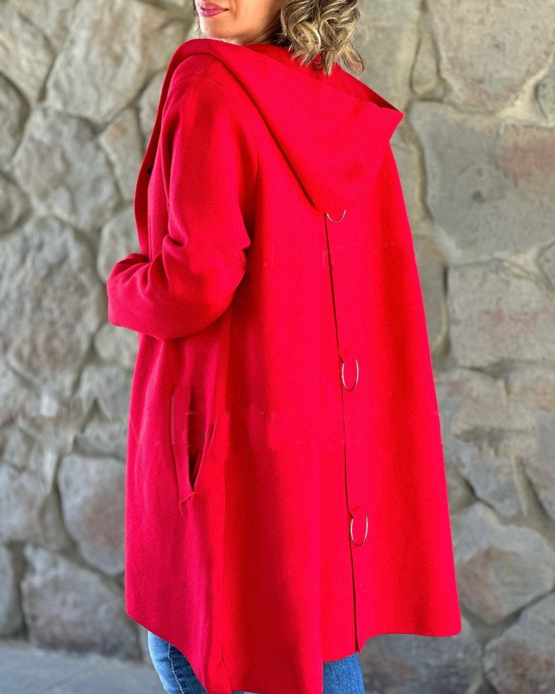 Calda giacca lunga invernale da donna, con stile e comfort per la stagione fredda e un look impeccabile.
