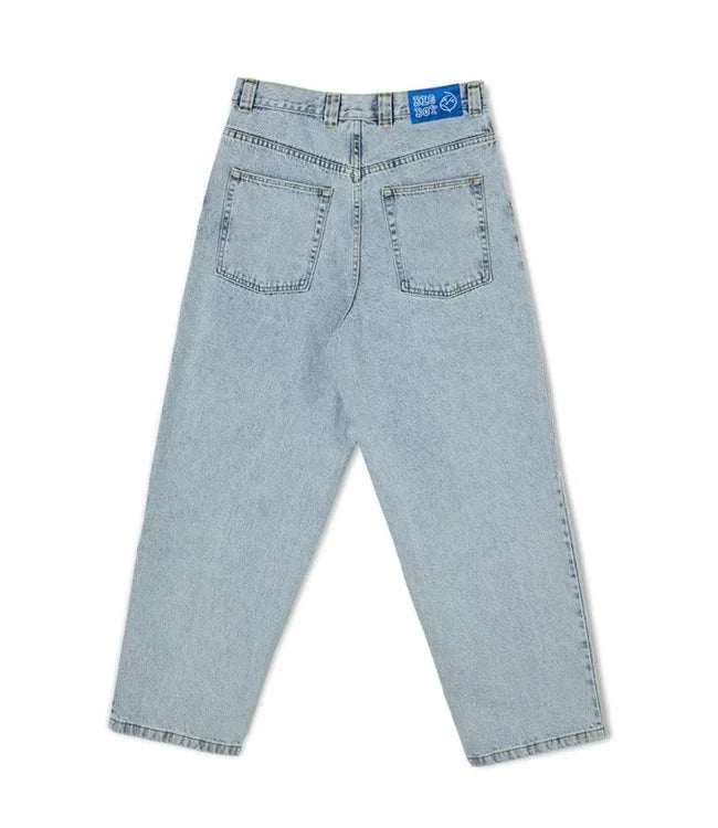 Jeans larghi uomo in denim, essenziali per un outfit abbigliamento urbano moderno.