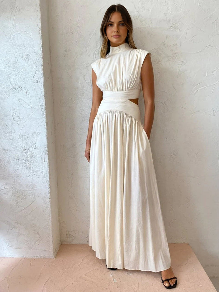 Abito lungo estivo elegante da donna con taglio fluido e dettagli cut-out laterali. Vestibilità versatile.