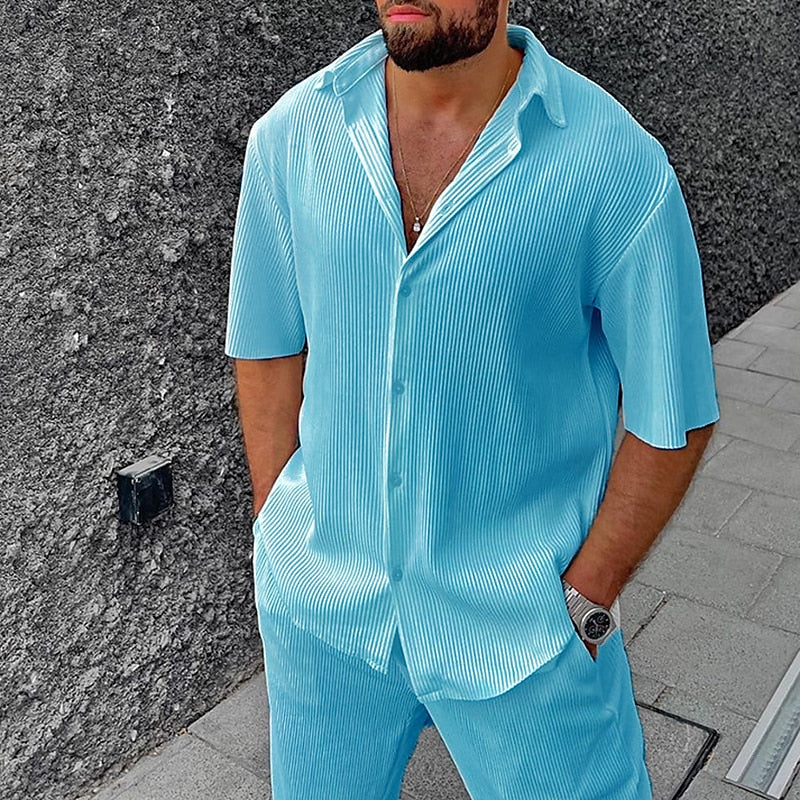 Completo uomo estivo con camicia e pantaloncini. Stile fresco, casual ed elegante per comfort estivo.