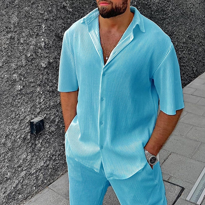 Completo uomo estivo con camicia e pantaloncini. Stile fresco, casual ed elegante per comfort estivo.