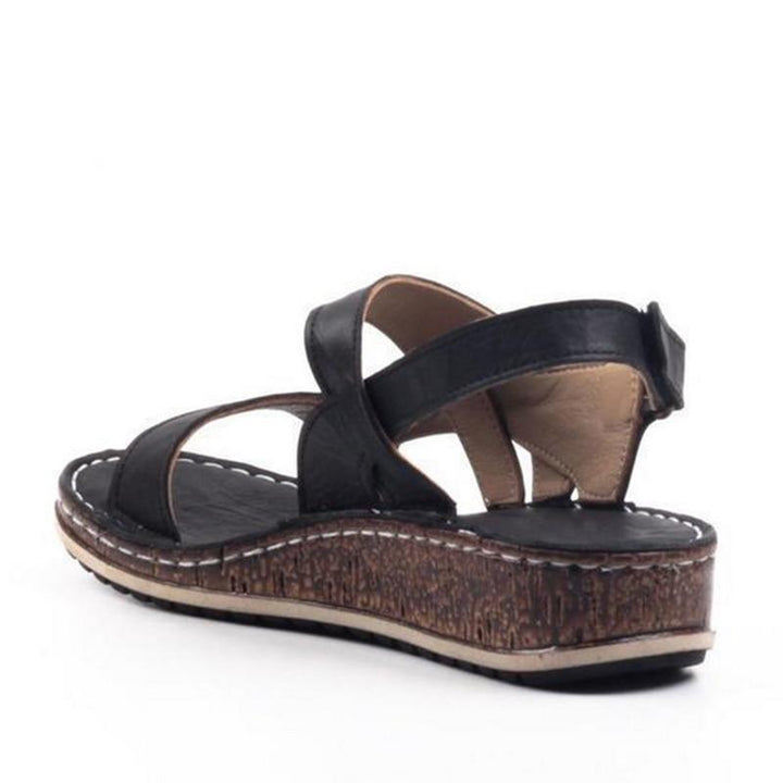 Dettaglio cinturini regolabili su sandali donna con zeppa. Assicurano calzata comoda e personalizzata per l'estate.