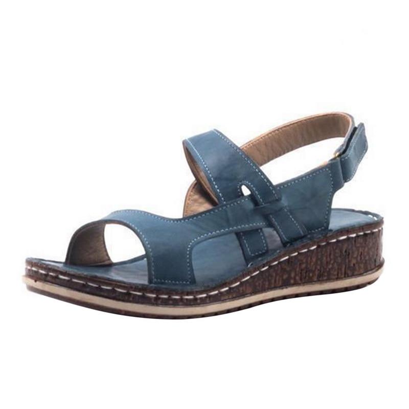 Suola antiscivolo di sandali donna con zeppa. Offre stabilità e sicurezza per il comfort quotidiano e il passeggio.