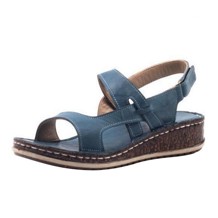 Suola antiscivolo di sandali donna con zeppa. Offre stabilità e sicurezza per il comfort quotidiano e il passeggio.