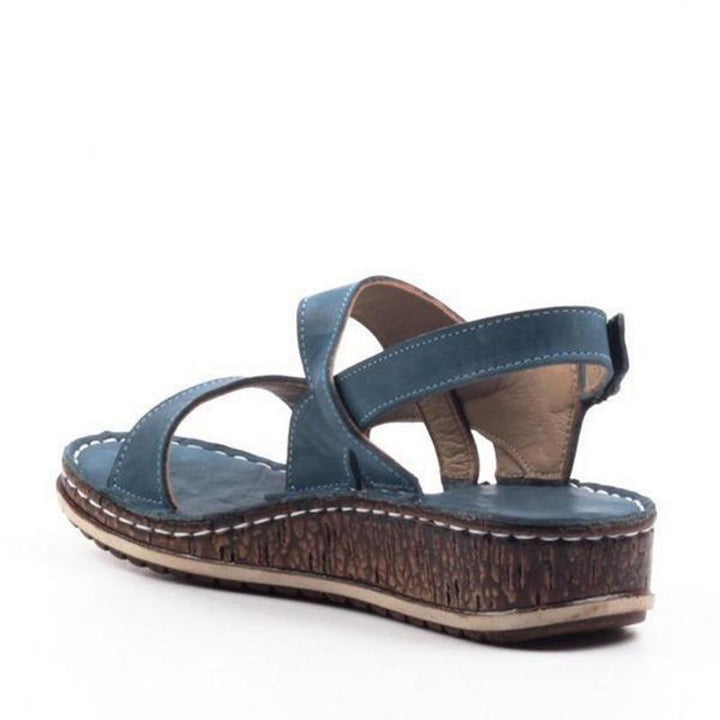 Coppia di sandali estivi da donna con zeppa, cinturini regolabili e suola antiscivolo. Ideali per la moda estiva.