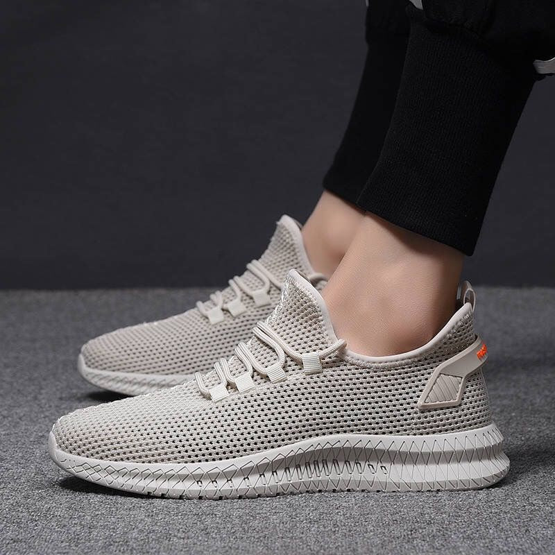 Scarpe nere sportive uomo, leggere e flessibili, garantiscono massimo comfort in primavera ed estate.