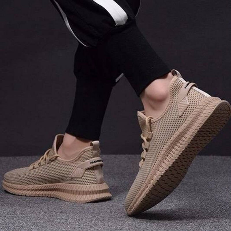 Scarpe sportive uomo beige, traspiranti e flessibili, per un comfort ottimale in primavera ed estate.
