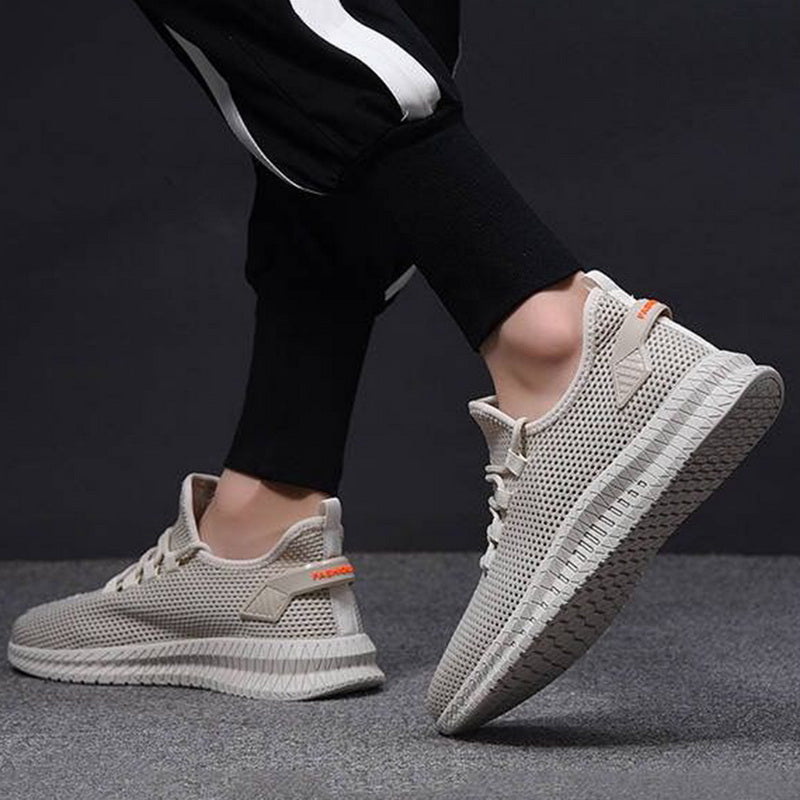 Scarpe da passeggio uomo beige, traspiranti e leggere, perfette per il clima caldo estivo.