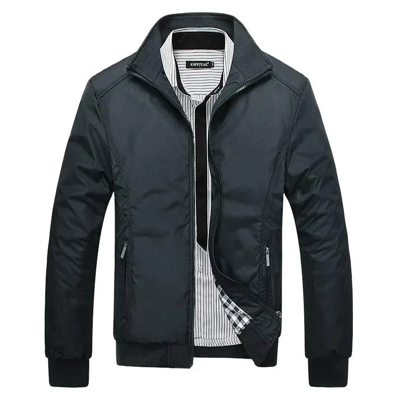 Giacca uomo blu navy, impermeabile e antivento, perfetta per look casual e sportivi in autunno/primavera.