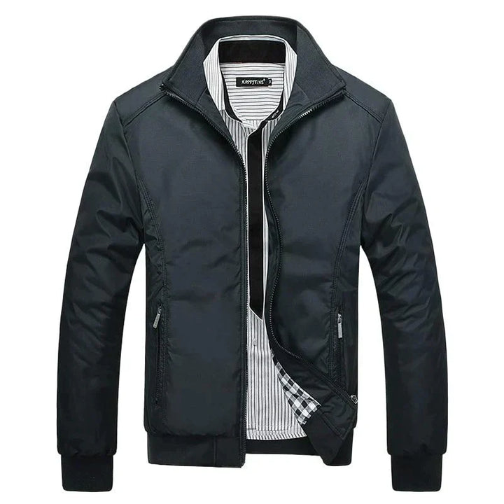 Giacca uomo blu navy, impermeabile e antivento, perfetta per look casual e sportivi in autunno/primavera.