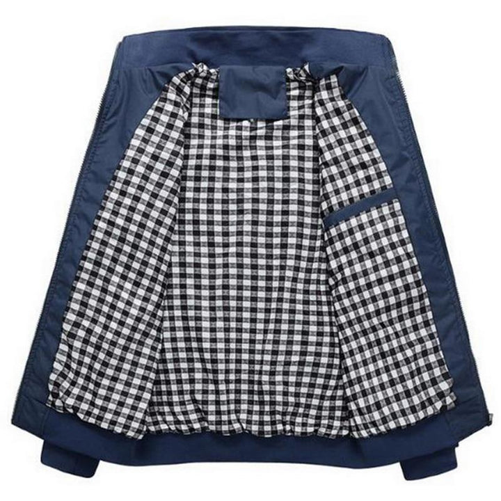 Giacca uomo nera, idrorepellente e antivento, con cappuccio. Perfetta per il tempo libero e avventure urbane.