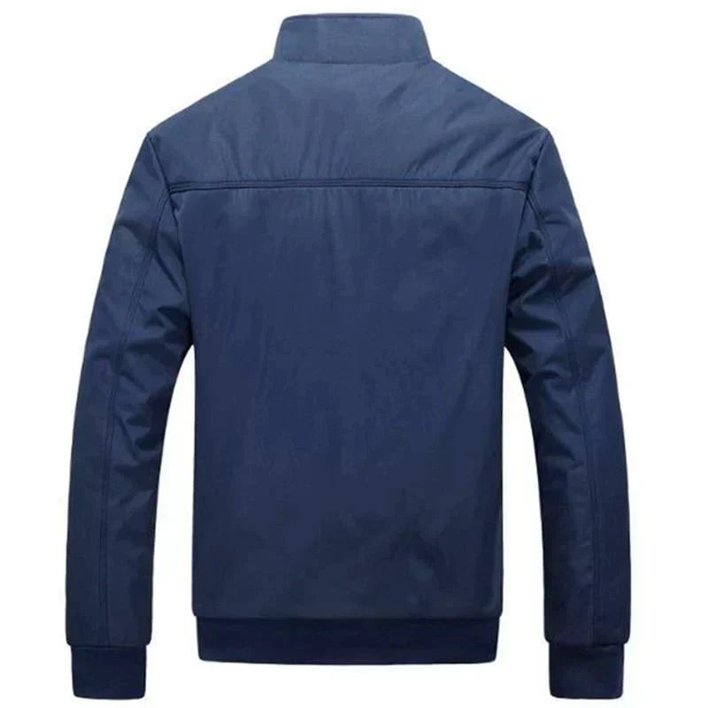 Giacca uomo antivento e impermeabile con tessuto traspirante, offre massimo comfort per il tuo stile sportivo casual.