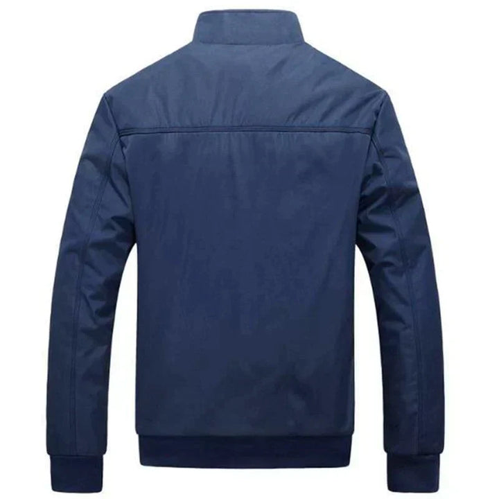 Giacca uomo antivento e impermeabile con tessuto traspirante, offre massimo comfort per il tuo stile sportivo casual.